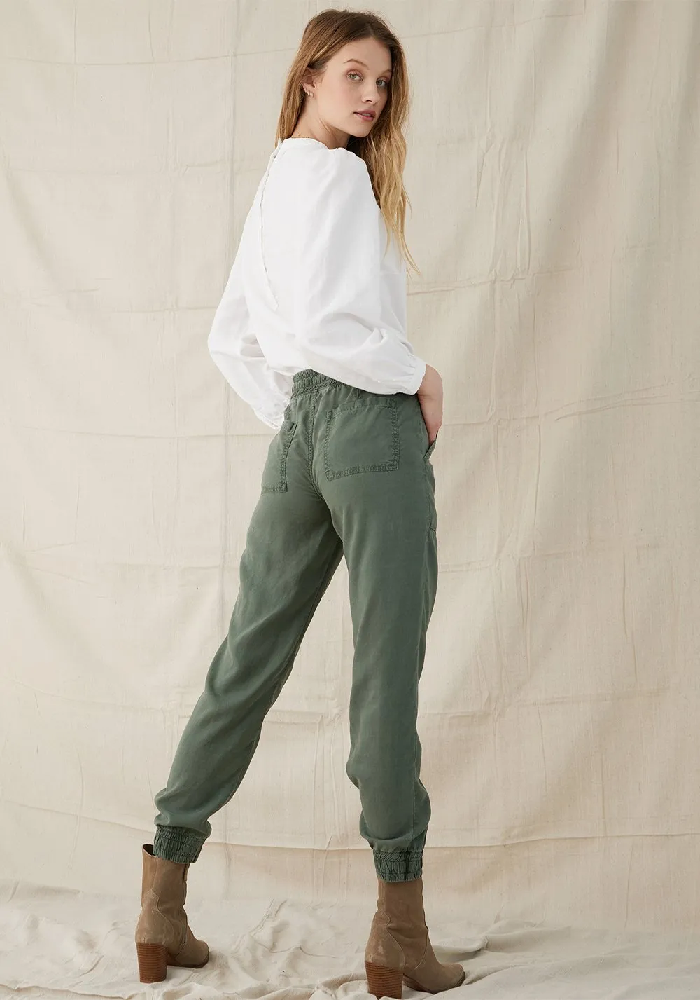 Bella Dahl - Seamed Pocket Jogger in Vintage Ivy